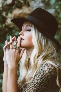 woman-1149911_640 New Looks Trends